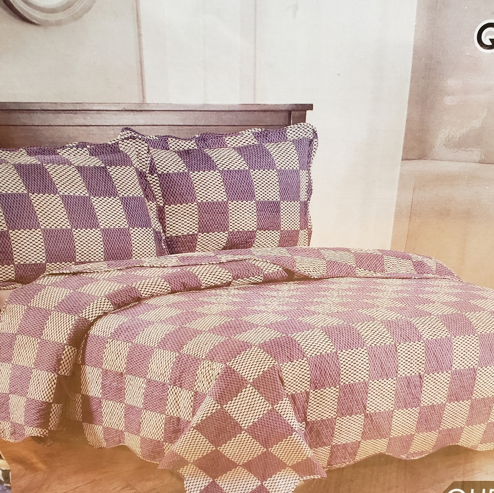 QUEEN SIZE QUILT/BEDSPREAD